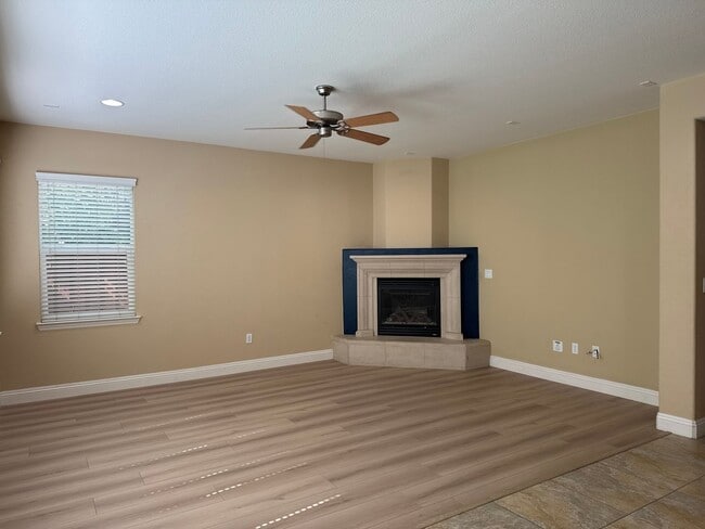 Building Photo - STUNNING & SPACIOUS 4 BEDROOM IN W. ROSEVI...