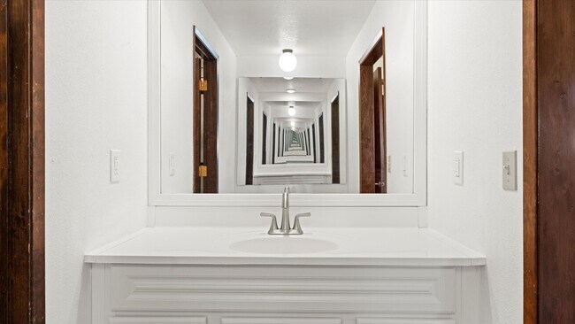 Building Photo - Stunning 4-Bedroom Modern Home in West Richland