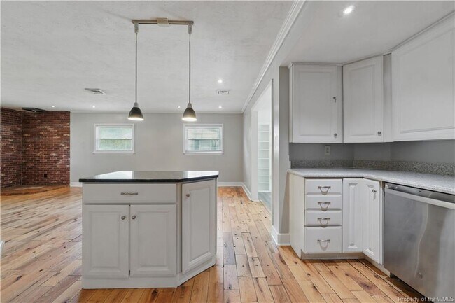 Building Photo - 3127 N Riverside Dr