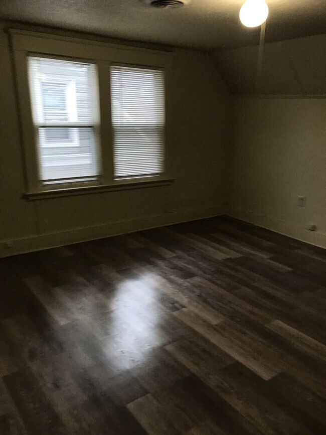 Building Photo - ELM 869-871