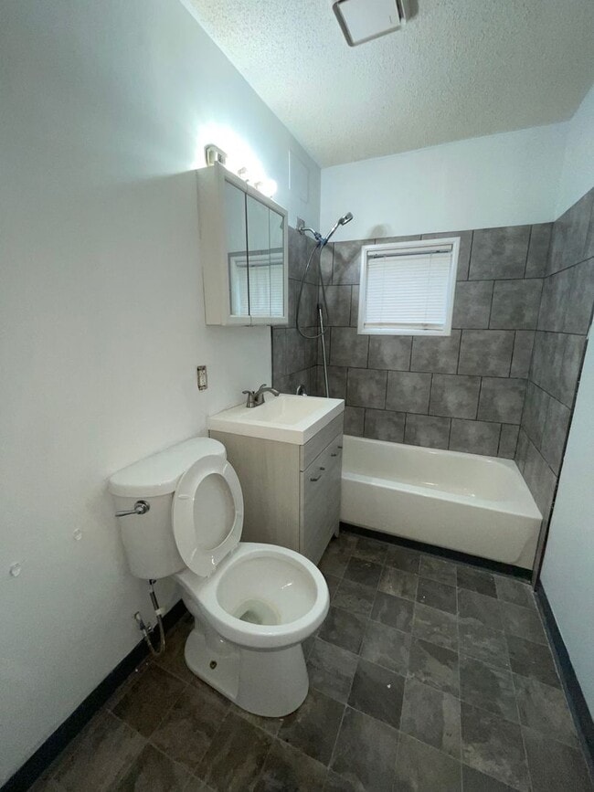 Building Photo - COMING SOON! Cute 2 Bedroom, 1 bathroom in...