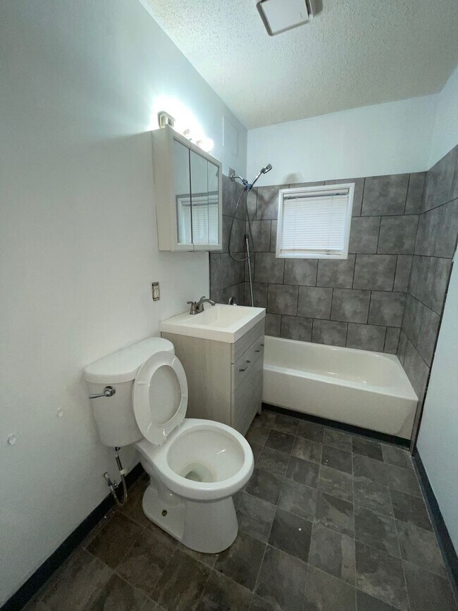 Building Photo - Cute 2 Bedroom, 1 bathroom in Riverside!