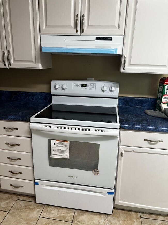 Building Photo - 3Bed 1Bath available with $500 off 1 month rent!