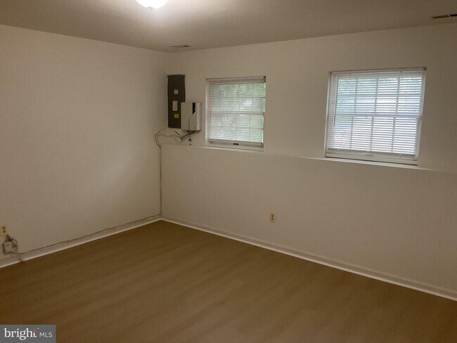 Building Photo - 28 Tenby Ct