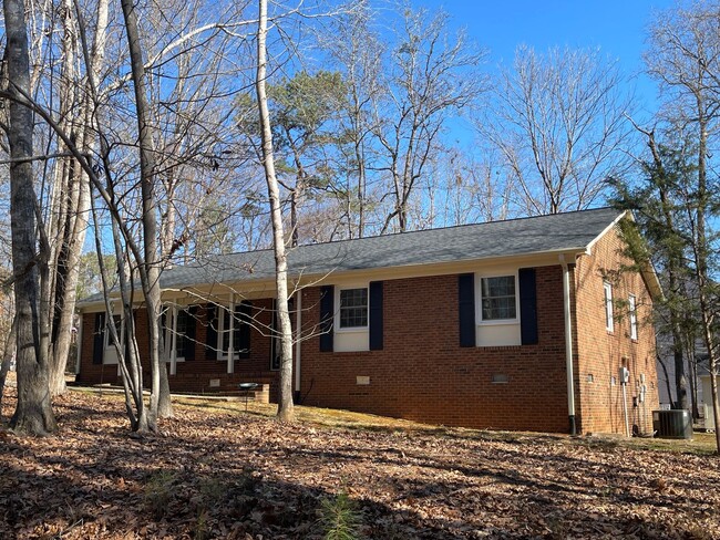 Building Photo - Lovely 3br 2ba home in quiet Chapel Hill n...