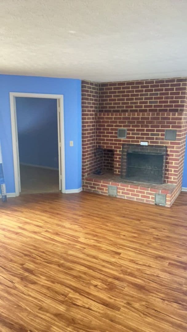 Building Photo - Spacious & Vibrant 3-Bedroom Apartment Nea...