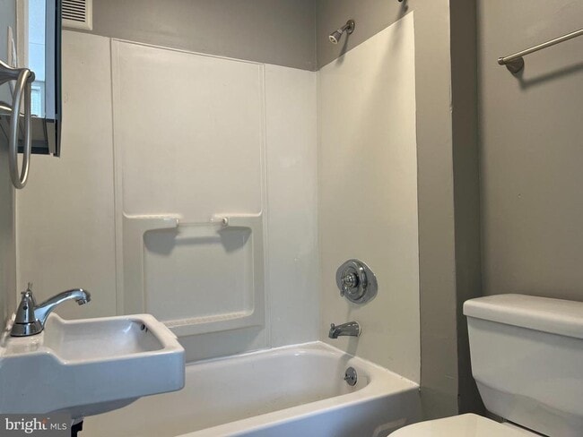 Building Photo - 2666 Bridge St