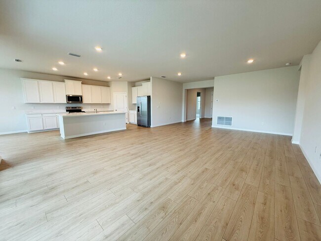 Building Photo - New built 4 bedroom 3 bath 3 car garage in Coddington Subdivision