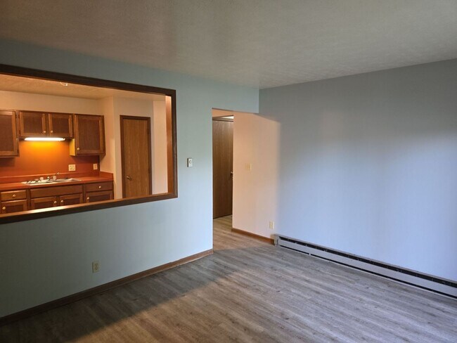 Building Photo - Comfort Meets Convenience in Woodburn