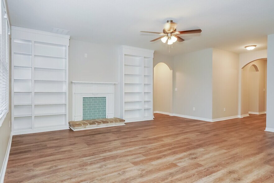 Building Photo - 102 Serenola Ct