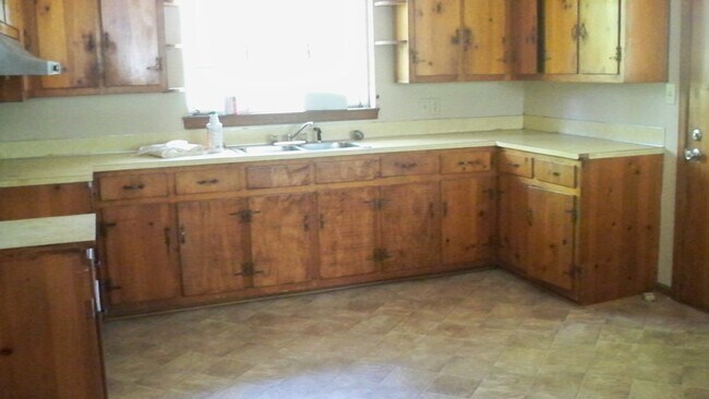 Building Photo - 2716 Wood Dr NE