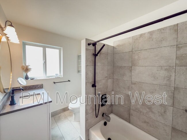 Building Photo - 2323 Bryan Ave