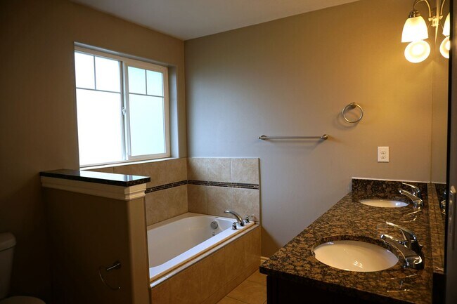 Building Photo - 4 Bedroom, 3 Bath House Available in July!