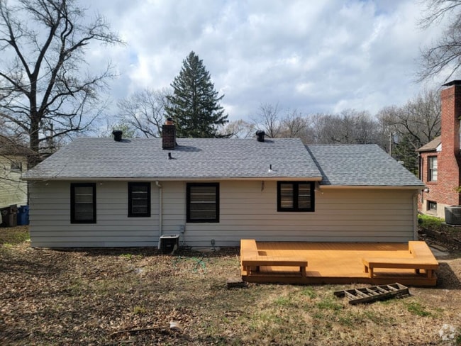 Building Photo - 212 S Barat Ave