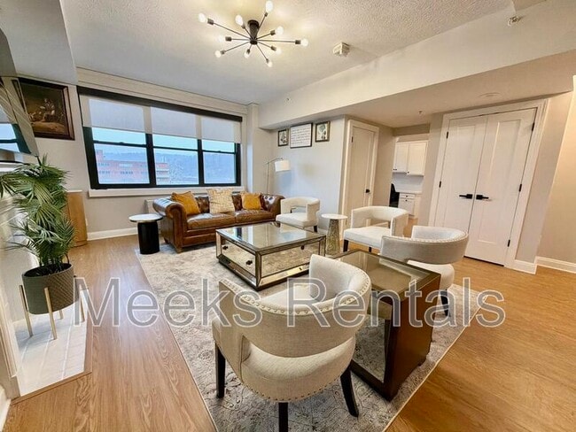 Building Photo - 1108 Kanawha Blvd E