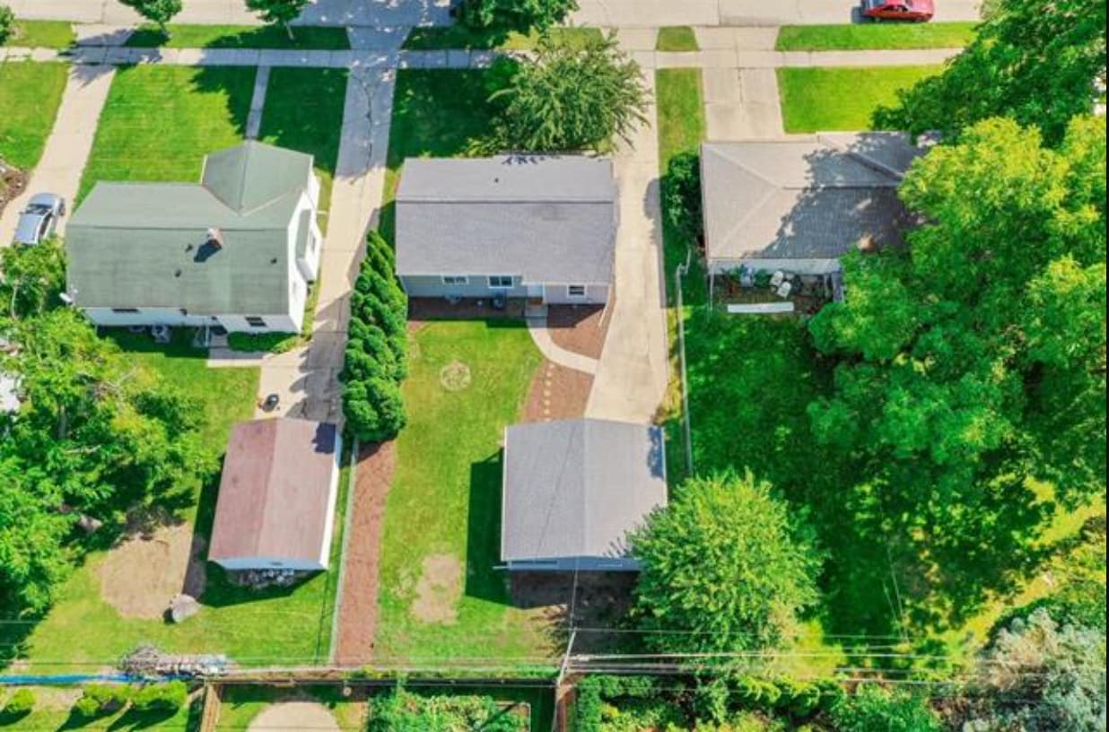 Building Photo - 1222 S Oneida St