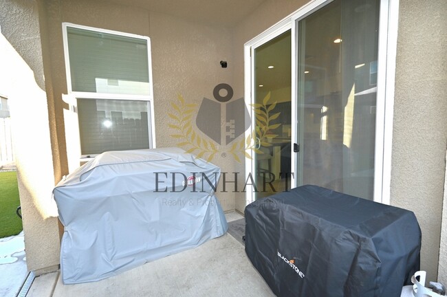 Building Photo - 893 Fir St W