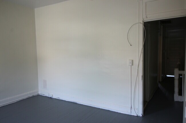 Building Photo - Spacious 5BD/1BA Remington Home w/ W/D! Available 8/14