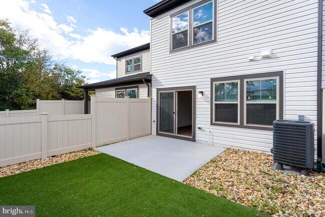 Building Photo - 231 MATILDA