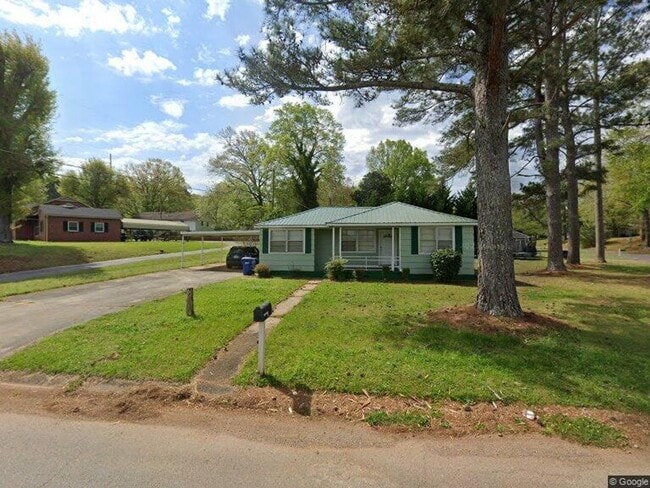 Primary Photo - Renovated 4-Bedroom Gem in Talladega – Mov...