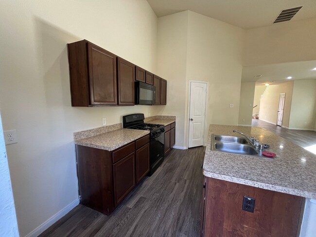 Building Photo - Move-in ready Charming 4-Bed, 2.5-Bath Hom...