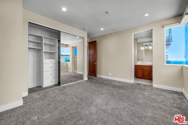 Building Photo - 308 Gull St