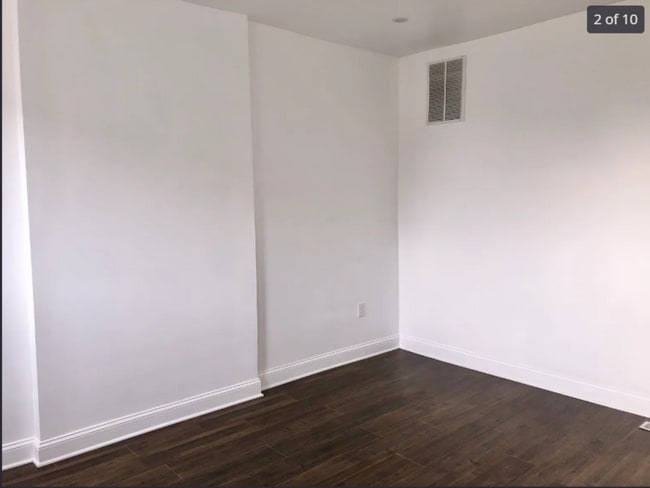 Building Photo - 3 Bedrooms with 2.5 Bathrooms