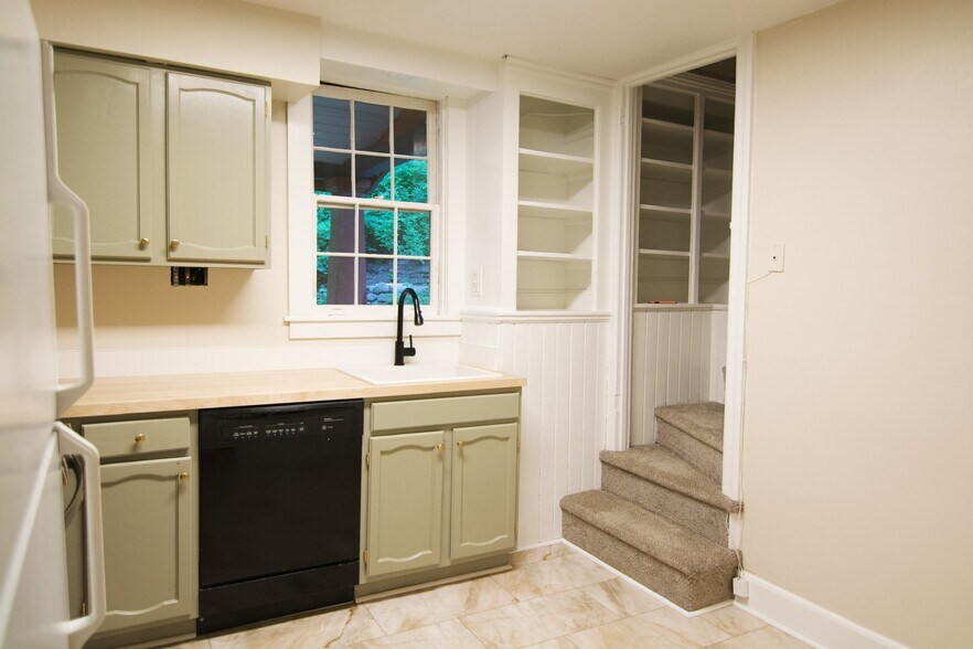 Building Photo - 327 Valley Brook Rd