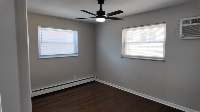 Building Photo - Freshly Renovated 2-Bed Gem with Artistic Finishes + Garage Option in Cincinnati
