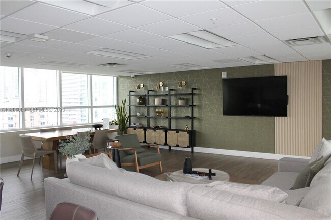 Building Photo - 321 NE 26th St