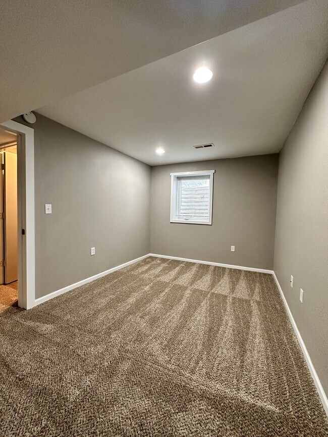 Building Photo - 602 Sara St