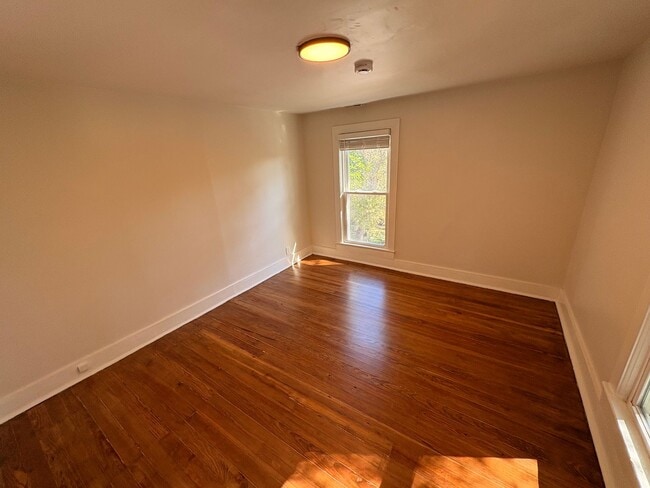 Building Photo - Large House Plattsmouth- with Garage
