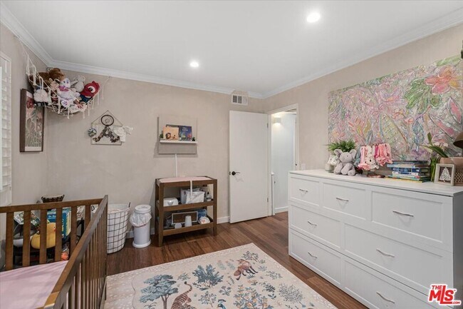 Building Photo - 1121 N Olive Dr