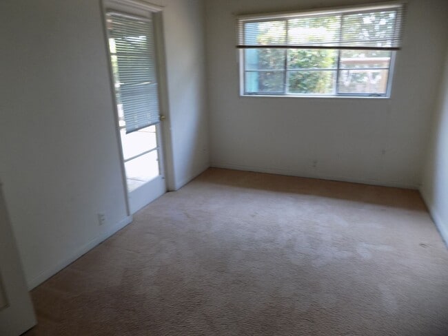 Building Photo - 2537 Greta Pl