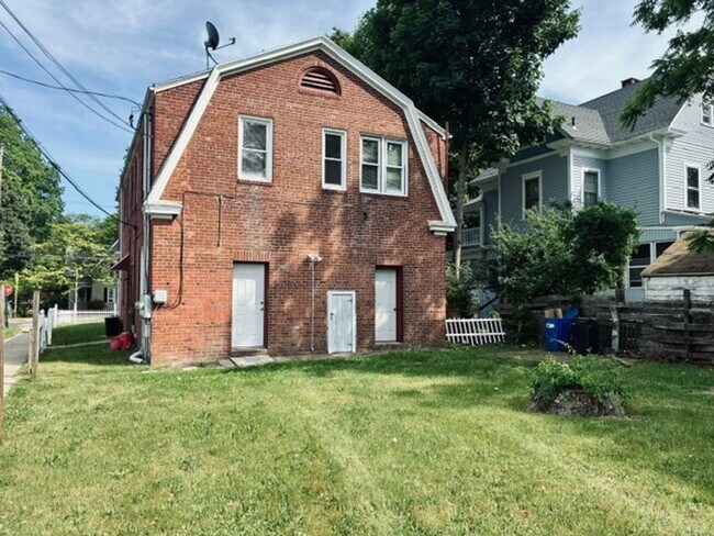 Building Photo - 452-454 Thompson Ave