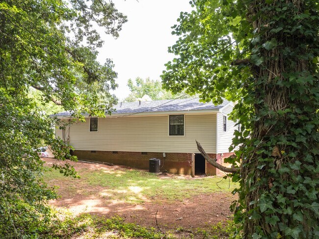 Building Photo - "Charming 3-Bedroom Retreat in Kings Mountain - Cozy 1050 sqft Home!"