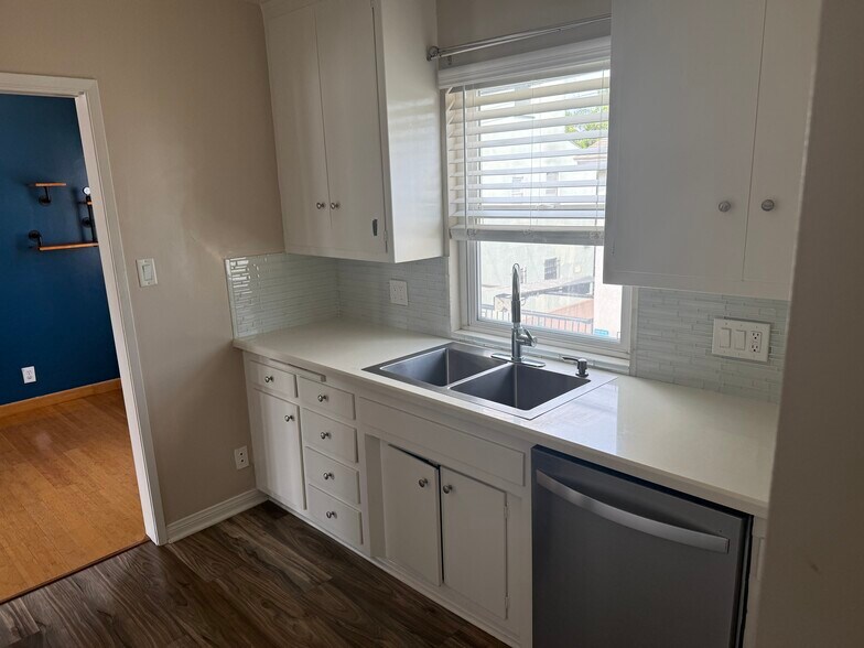 Building Photo - 1227 E 1st St