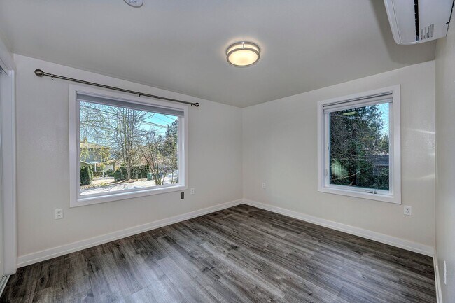 Building Photo - 2 bed, 1.5 bath in Seattle