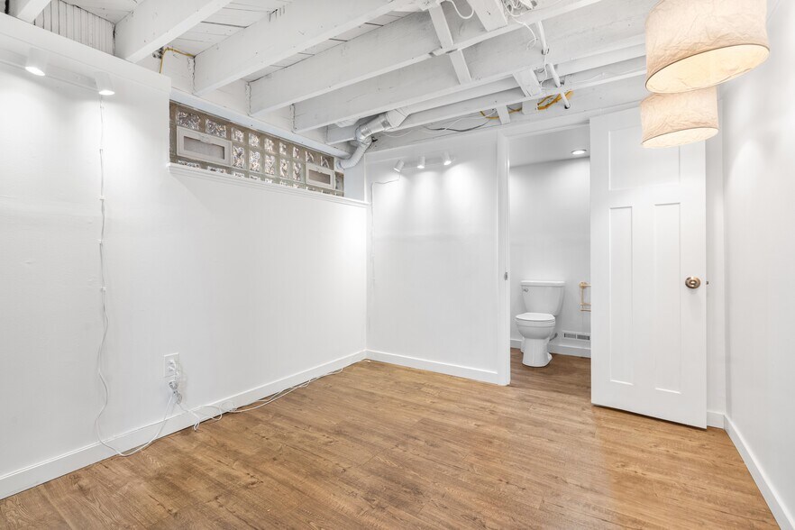 Building Photo - 127 Trowbridge St NE