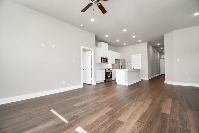 Building Photo - Elm