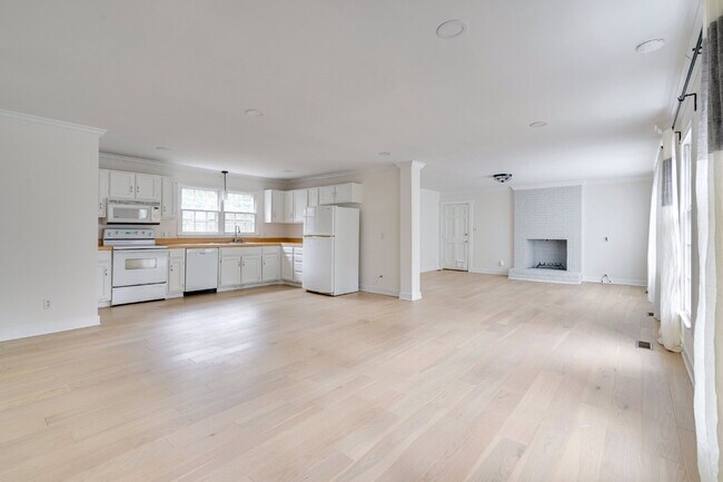 Building Photo - Chapel Hill Retreat: Spacious 4-Bedroom with Fenced-in Backyard