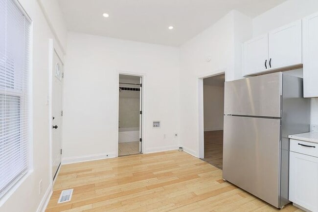 Building Photo - Charming Remodeled 2 Bedroom 1 Bath Near Fountain Square!