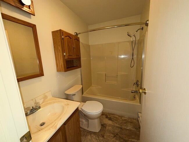 Building Photo - 98 Ledge Hill Rd