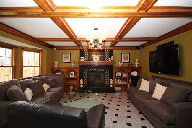 Building Photo - 4 Bed Home Premium Fixtures