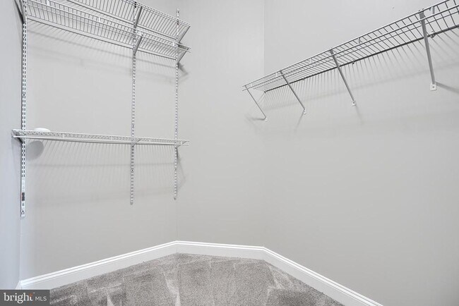 Building Photo - 2200 Brookfield Ave