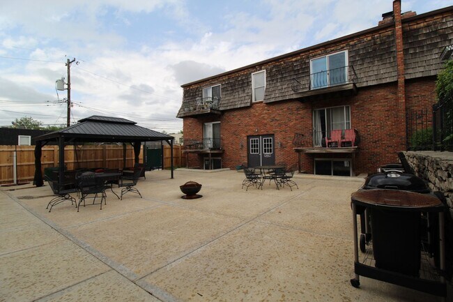 Building Photo - May free on this 2 br 1 bath apartment in the West Plaza  area