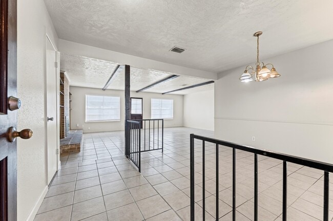 Building Photo - 711 Whippoorwill Dr