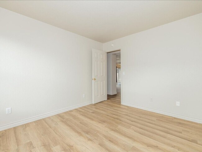 Building Photo - 3 Bedroom 2 Bathroom with Den