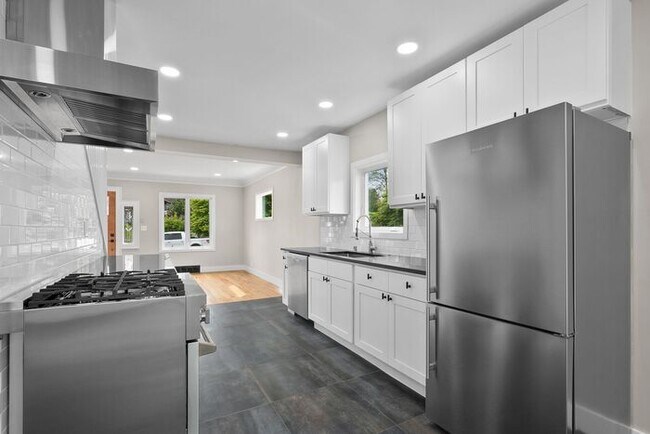 Building Photo - Gorgeous Remodeled West Seattle Craftsman w/ Air Conditioning