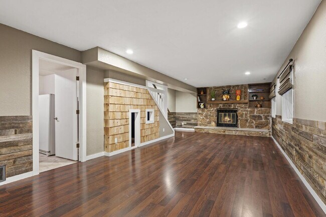 Building Photo - "Spacious 5-Bedroom Haven with 3 Full Bath...